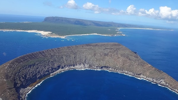 Hala çoğunlukla Hawaiice konuşulan ada, modern teknoloji ve dış dünyanın baskılarından kaçınıyor. Ne internet, ne TV ne de radyo var. Hatta alkol, tütün ve ateşli silahlar gibi ürünlerin adaya girişi de yasak.