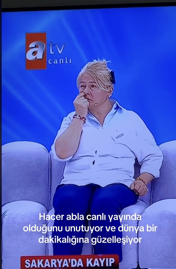 O esnada televizyonda yayında olduğunun farkına varamayan kadın, birkaç saniye burnunu temizleyince haliyle sosyal medyanın diline düştü.