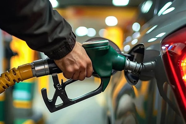 Petrol fiyatlarındaki yükseliş, Orta Doğu'da tırmanan gerilim akaryakıta peş peşe zammı getirdi. Araç sahipleri 12 Ekim Cumartesi gününe yeni bir zamla uyandı.