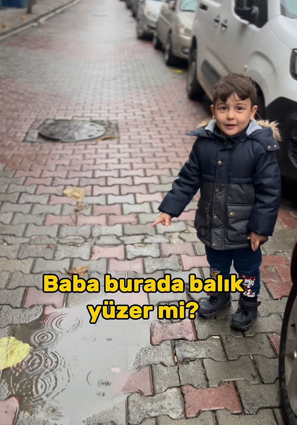 Tatlı çocuk her şeyi merak ettiği için babasını adeta soru yağmuruna tutuyordu.