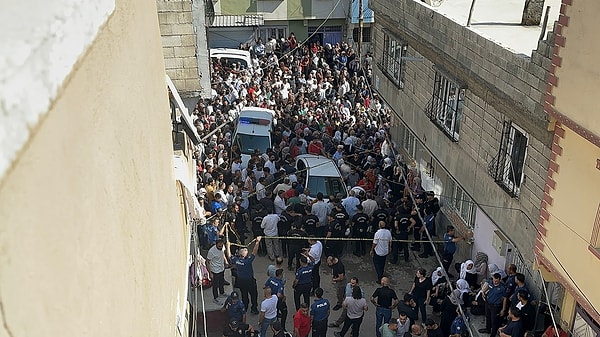 Olay, Gaziantep'in Şahinbey ilçesi Güzelvadi Mahallesi’nde meydana geldi. İddiaya göre, mahallede berberlik yapan Ahmet Demir, 30 yaşındaki eşi Emine Demir, kızı 5 yaşındaki Azra demir, 4 yaşındaki oğlu Yusuf Eymen Demir, 11 yaşındaki kızı Medine Demir, 6 yaşındaki kızı Edanur Demir silahla öldürdükten sonra aynı silahla kendini vurdu.