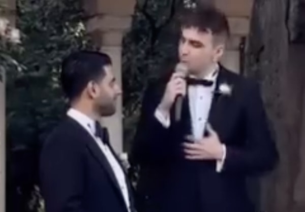 Nikah kürsüsünde bir konuşma bile yapan Güven, "Ben çok kötü günlerden geçtim, kimse yanımda olmadı. Bi tek beni arayıp yanımda olan sendin. Öyle büyük bir kalbin var ki senin, düğün gününden 1 gün önce beni çekirdek çitlemeye götürüp moral oldun." açıklamalarıyla Reynmen'e duyduğu minneti dile getirdi.