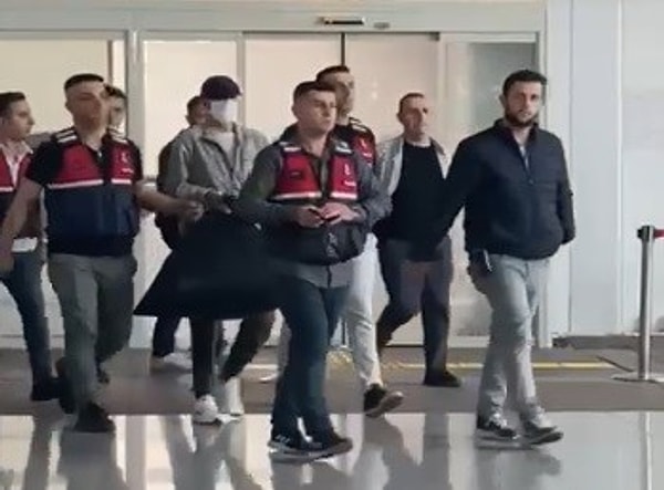 Katil zanlısı Yunus Emre Geçti, “kamu görevlisini görevinden dolayı kasten öldürme” suçundan tutuklanarak Metris Cezaevine konmuştu. Katil zanlısı Geçti, Erzincan'daki cezaevine nakledildi. Geçti, jandarma nezaretinde elleri kelepçeli, yüzü maskeli ve şapkalı olarak Erzincan Yıldırım Akbulut Havalimanı'nda görüntülendi.