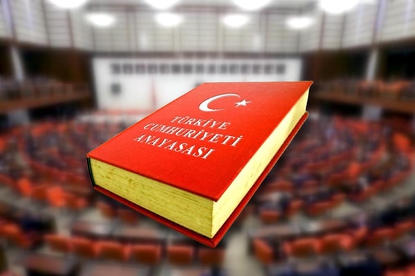 Kurtulmuş yaptığı açıklamada Anayasa’daki 'Türkiye Devleti, ülkesi ve milletiyle bölünmez bir bütündür' tabirinin değiştirilebileceğini belirtti.