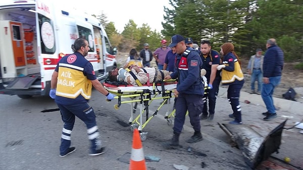 Yaralılar ambulanslarla Karaman Eğitim ve Araştırma Hastanesi'ne kaldırıldı.