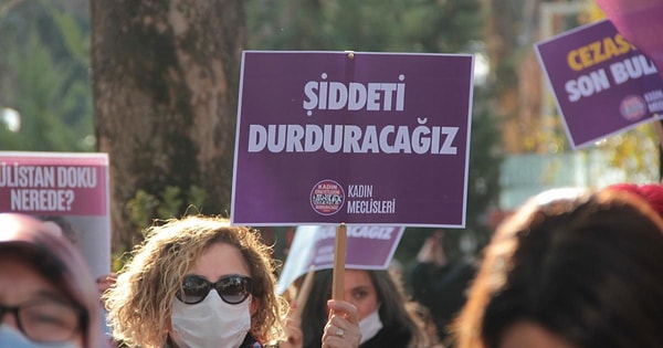 Kadınlara yönelik sadece fiziksel değil sözlü taciz de sabırları taşırmış durumda. Bu konunun en büyük örneklerinden biri de kadınları aşağılayıcı sözleri olan şarkılar, onları söyleyen şarkıcılar...