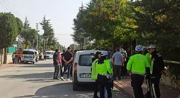 Olay, saat 11.00 sıralarında Selçuklu ilçesi Bayramoğlu Caddesi’nde meydana geldi. Psikolojik sorunları olduğu belirtilen oğullarının sinir krizi geçirdiğini ifade eden aile, 112 Acil Çağrı Merkezi’ni arayıp, yardım istedi. Bunun üzerine adrese polis ve sağlık ekipleri sevk edildi.