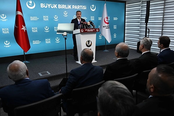 Cumhur İttifakı ortağı Büyük Birlik Partisi'nin lideri Mustafa Destici, Savunma Sanayi Fonu'na aktarılacak vergilere karşı çıkanlara sert sözlerle yüklendi.