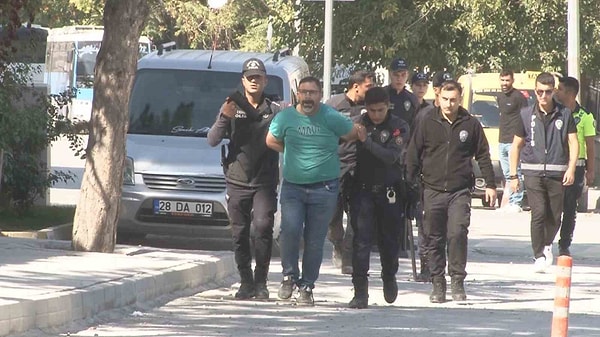 Başkan Gevrek, kendisine laf söyleyen delegelerin üzerine yürümek isterken, salonda bulunan Adil Gevrek taraftarları ise yumruklarla o delegeye saldırmaya başladı. Polis ekipleri, üç şahsı gözaltına aldı.