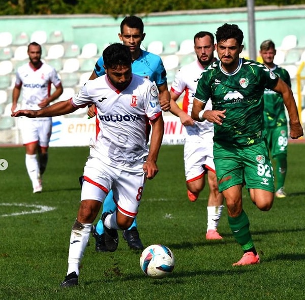 Amasyaspor'un son dakikalarda gelen golünün ardından saha adeta karıştı. İki takımın oyuncuları arasında olması beklenen tartışmanın tarafları ise aynı takımdandı.