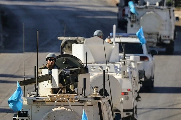 İsrail, Lübnan'daki barış gücü askerlerine yönelik yine dünyayı şoke eden bir saldırıda bulundu. Birleşmiş Milletler Lübnan Geçici Barış Gücü UNIFIL, İsrail tanklarının mevzinin ana kapısını tahrip ettiğini ve mevziye zorla girdiğini duyurdu.