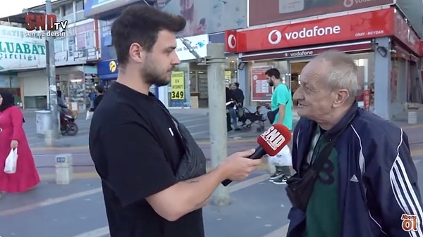 Emekli bir vatandaşa sorulan "Sizin gündeminiz yeni Anayasa mı?" sorusuna gelen yanıt ise oldukça sert oldu. Emekli aylığının düşüklüğünden yakınan vatandaş, "S...yim Anayasa'sını, bana ne Anayasa'dan? 12 bin 500 lira emekli maaşı alıyorum ben. Saray'ın 28 saniyelik elektrik parası." dedi.