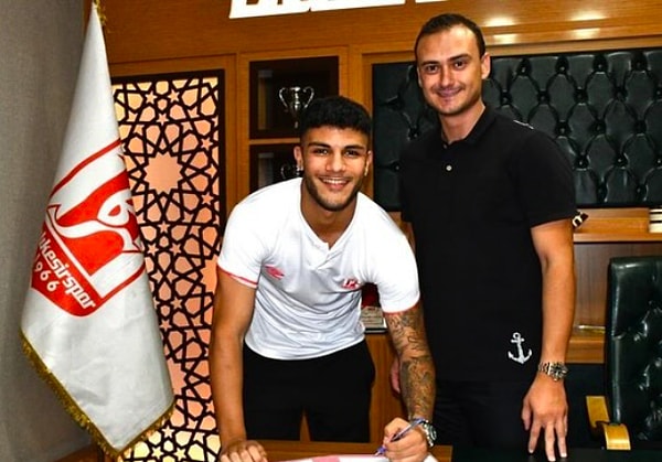 Balıkesirspor forması giyen Yiğit Epözdemir'in hocası Levent Eriş'i yumruklayarak kırmızı kart gördüğü haberi gündeme gelmişti.