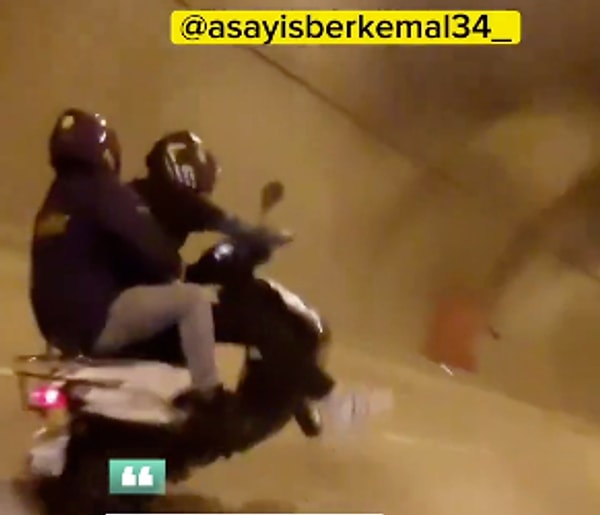 Şov yapmak isteyen motor sürücüsü ile yanındaki yolcu, teker kaldırma sırasında motosikletin kontrolünü kaybederek yere savruldu.