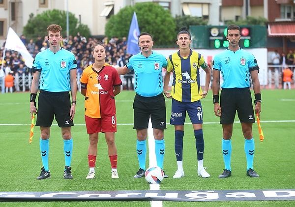 Turkcell Kadın Futbol Süper Ligi’nin 6. haftası, Fenerbahçe-Galatasaray derbisine sahne oldu. Liderlik koltuğunda oturan Fenerbahçe Petrol Ofisi, son şampiyon Galatasaray Petrol Ofisi'ni konuk etti.