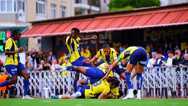 Ligde 6'da 6 yapan Fenerbahçe, puanını 18'e yükselterek liderliğini sürdürdü. İki maç eksiği bulunan ve ligdeki ilk yenilgisini alan Galatasaray ise 9 puanda kaldı.