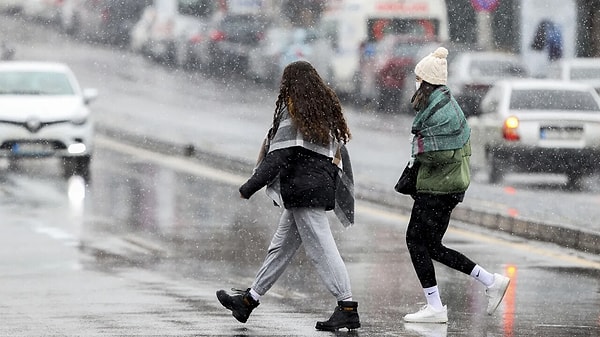 İstanbul da haftaya parçalı bulutlu bir hava ile başlayacak. Çarşamba günü ise aralıklı yağmur var. Gece sıcaklıkları 14-15, gündüz ise 22-23 derece civarında olacak.