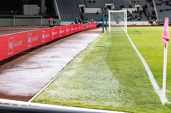 İzlanda'daki soğuk hava, Laugardalsvöllur Stadyumu'nda don oluşumuna sebep oldu.  Bugün öğleden sonra UEFA müfettişleri, İzlanda ve Türkiye Futbol Federasyonları temsilcileri ile bir araya gelerek bir planlama toplantısı gerçekleştirecek.