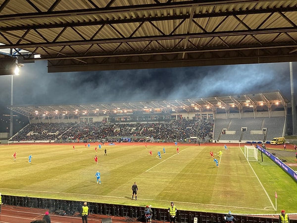 Eğer maçın ertelenmesine karar verilirse, mevcut tek seçenek Salı günü maçı oynamak olacak. Her iki taraf da UEFA ile birlikte gerçekleştirilecek istişare toplantısından çıkacak kararı bekliyor.