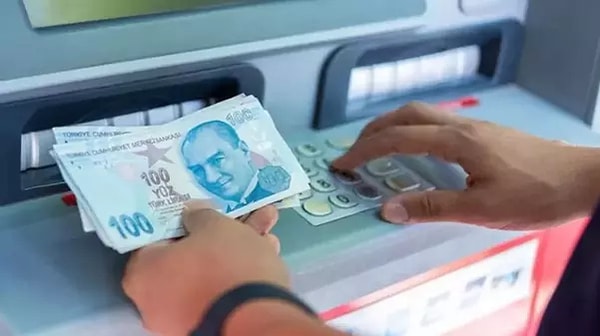 ATM'de unuttuğu kartı geri almak için dönen kadın, hesabından izinsiz para çekildiğini fark ettikten sonra durumu yetkililere bildirdi. Kamera kayıtları incelenerek kimliği belirlenen şüpheli hakkında kamu davası açıldı.