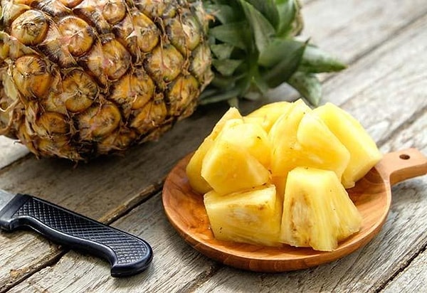 Aslında bu iki kelimeyi ayırarak yani ananasa ananas diyerek durumu çözebilirlerdi ama inatla yabancı bir dilden kelime ile değiştirmek istememişler. Sonuç olarak da bu meyveye günümüzde İngilizce ‘pineapple’ deniyor.