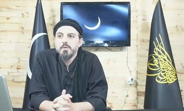 Halk TV yazarı İsmail Saymaz, TikTok ve YouTube üzerinden kendisine cemaat kuran ve dolandırıcılık iddialarıyla gündeme gelen 'TikTok Mehdisi' Mustafa Çabuk'un 15 müridiyle birlikte tutuklandığını duyurdu.