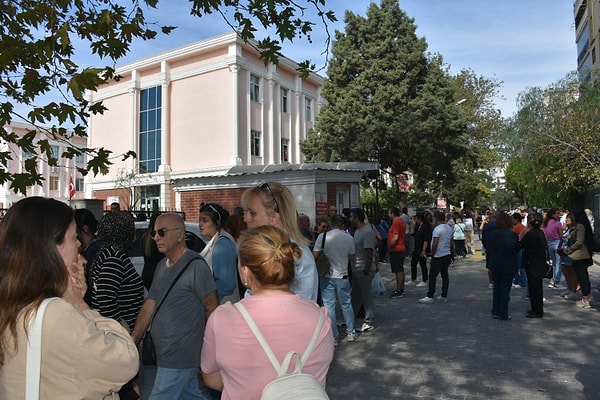 Olay, 10 Ekim'de, Mansuroğlu Mahallesi'ndeki ilkokulda meydana geldi. İddiaya göre, okulun temizlik görevlisi D.T., 3'üncü sınıf öğrencisi E.Ş.'ye sözlü ve fiziksel olarak cinsel tacizde bulundu.