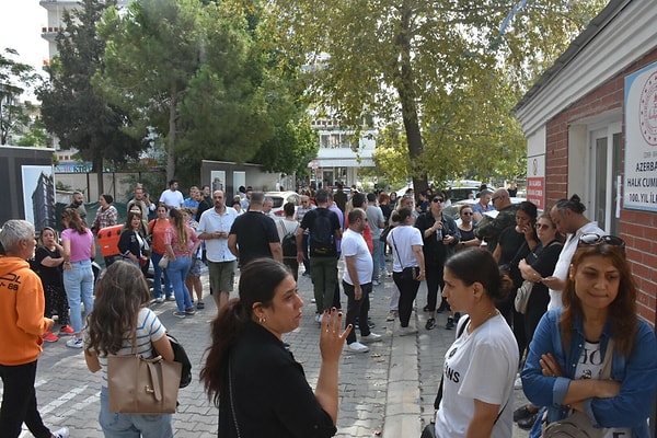 Olayı öğrenip okulun önünde toplanan veliler, tepki gösterdi.