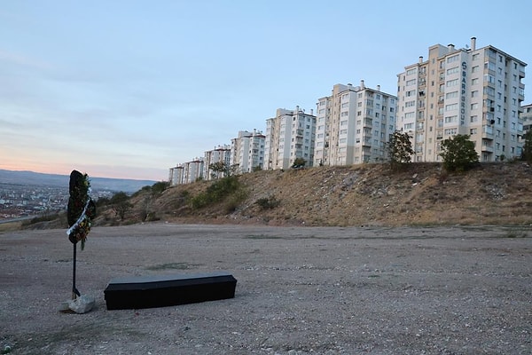 Çevredeki vatandaşların ihbarı üzerine olay yerine çok sayıda polis sevk edildi. Kim tarafından hangi amaçla bırakıldığı bilinmeyen tabutun üzerinde bulunan “Sıraç, ölümün yaklaştı” yazısı, emniyet güçlerini teyakkuza geçirdi.