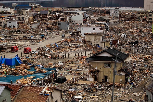 2011 yılında yaşanan Tōhoku depremi ve ardından gelen tsunami, Japonya’nın doğu kıyısında büyük bir yıkıma yol açtı ve 20.000’den fazla kişinin hayatını kaybetmesine neden oldu.