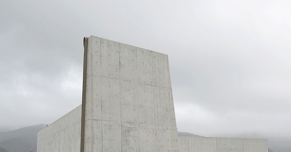 Bu projelerde kıyı şeridinde ağaçlar ve yeşil tepeler gibi doğal bariyerler, beton duvarlarla birlikte kullanılarak tsunaminin gücü azaltılmaya çalışılıyor.