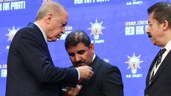 Cumhurbaşkanı Recep Tayyip Erdoğan tarafından yaklaşık 2 ay önce rozeti takılan Horasan Belediye Başkanı Hayrettin Özdemir'in aralarında kızının da bulunduğu 12 akrabasını işe aldığı ortaya çıktı.