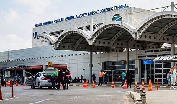 Bebeğin bulunmadan 12 dakika önce Rusya vatandaşı E.B. tarafından terk edildiği ve E.B'nin Rusya vatandaşı E.B. isimli başka bir kişiyle ülkeden çıkış işlemlerini yaptırdığı tespit edildi.