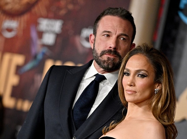 Yabancı basına göre ise ayrılığın nedeni çiftin birbirine yeterince vakit ve dikkat ayırmaması olmuştu. Hatta bazı kaynaklara göre Ben Affleck, 2000'li yıllardaki ilk ayrılıklarının ardından Jenniffer Lopez ile ilişkisinde kendisini ''aptal gibi hissettiğini'' söylemişti.