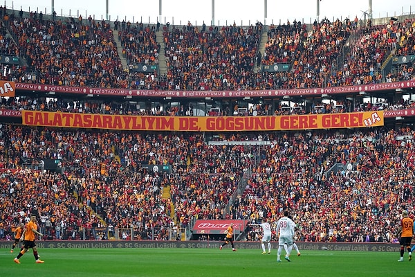 "Re Re Re Ra Ra Ra Galatasaray Galatasaray Cim Bom Bom"