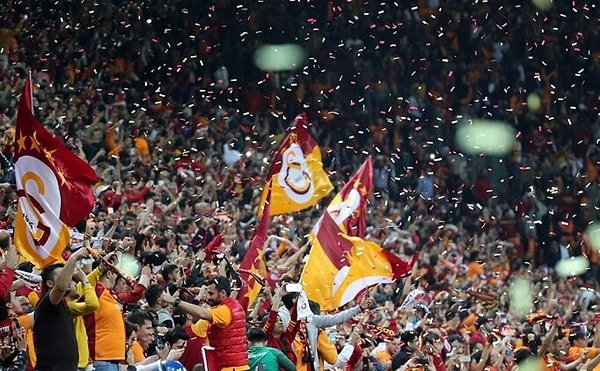 Takımın en eski sloganı ise: "Dayan Galatasaray"