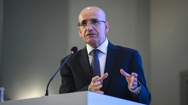 Mehmet Şimşek ise katıldığı canlı yayında tepkilere rağmen kararı savundu ve Türkiye'nin zor bir coğrafyada olmasını buna gerekçe olarak sundu.