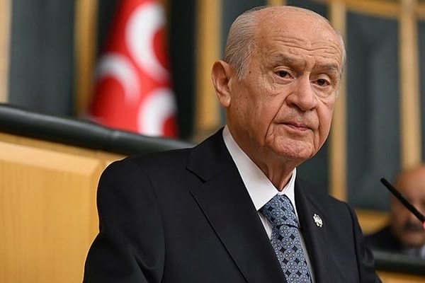 ''Ya siyaset ya terör, ya siyaset ya silah, arası, ortası, şurası, burası yoktur'' diyen Bahçeli, sözlerine şöyle devam etti: Bölücü terörün kökü kazınmalı, bin yıllık kardeşlik pekişmelidir. DEM Parti'nin uzattığım eli sabote etmek amacıyla tahrik ortamından uzak durması herkesin hayrınadır. Türk-Kürt kardeştir, araya giren kalleştir, kamburdur, kanser hücresidir, kahrolmaya mahkumdur.''