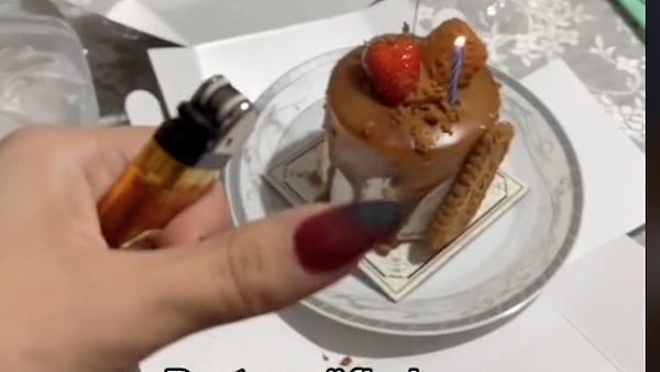 Mumları yakarken çakmağı yanlış yerinden tutan genç kadın, nail art tırnağını yaktı. Yanan tırnağı üfleyerek söndüren genç kadın, yaşanan olay karşısında şoka uğradı.