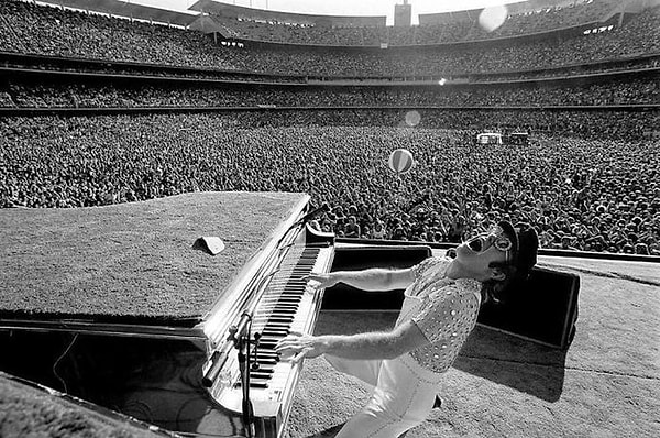 9. Elton John, Los Angeles stadında konser verirken anın büyüsüne kapıldığı saniyeler objektiflere böyle yansımış.