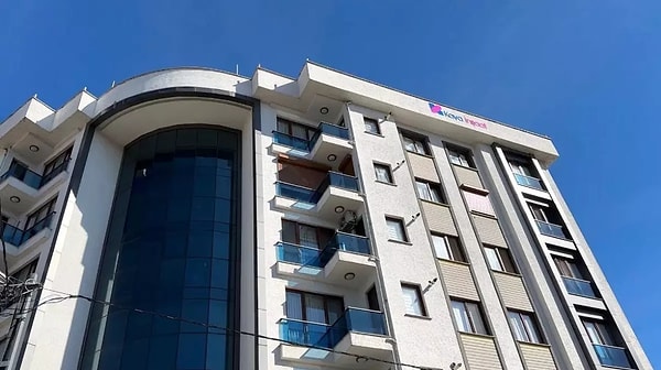 Yürek burkan olay İstanbul Pendik'te dün akşam saat 17.15 sıralarında 6 katlı bir apartmanda yaşandı. Olayda, 17 yaşındaki down sendromlu İlayda Nur Ö. babaannesi Huriye S. ile birlikte komşuları Murat ve Sultan D.'nin evine misafirliğe gitmişti.