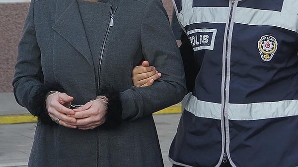 İlayda Nur Ö. ve babaannesi Huriye S. polis ekipleri tarafından gözaltına alındı. 40 günlük bebeğin cansız bedeni Adli Tıp Kurumu Morgu'na kaldırılırken, polis olayla ilgili çalışma başlattı.