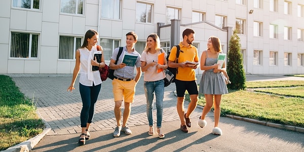 Bakanlığın sitede atıf yaptığı Fransa, Belçika, İtalya gibi ülkelerde pedagojik formasyon eğitimi adı altında yine üniversiteler uhdesinde süreç yürütülmektedir.