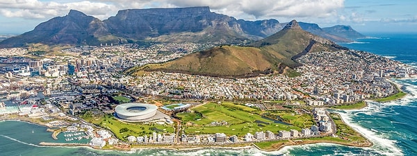 Cape Town ve Cape Town's bulunan Table Mountain de ülkenin en önemli noktalarından tabii ki.