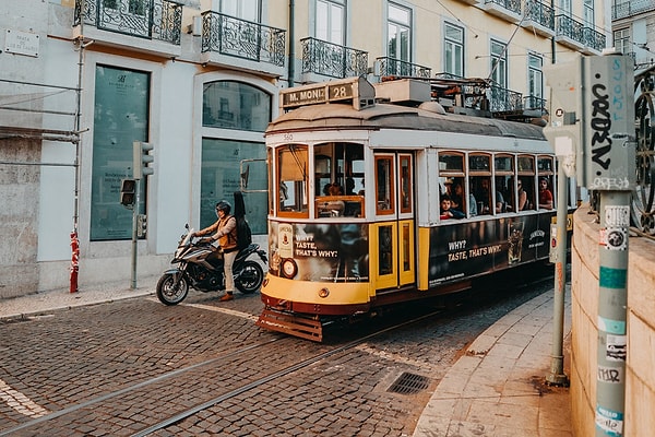 2. Öncelikle Lizbon ve sarı tramvayları!