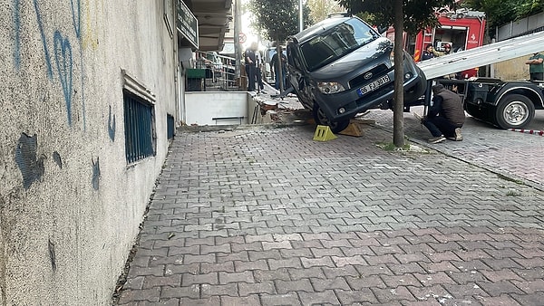 Sürücünün fren yerine gaza basmasıyla araç bir iş yerinin önündeki boşluğa doğru devrildi.