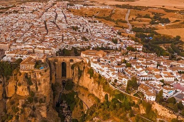 9. Ronda, uçurumun kenarındaki şehir.