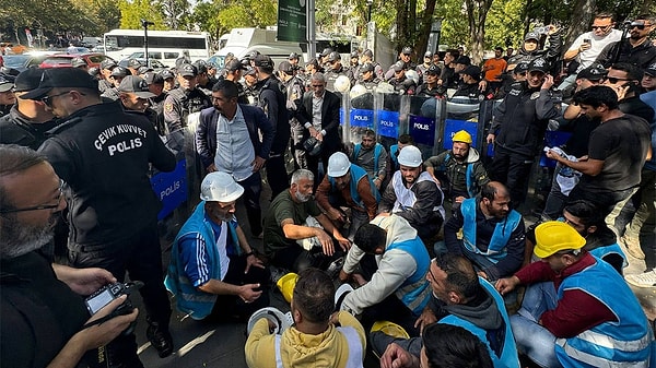 Fernas Madencilik işçileri, "toplu ölüm riskine" karşı tepki göstermeleri ve sendika üyesi olmaları nedeniyle işten çıkarılınca eylem yapmaya başlamıştı.