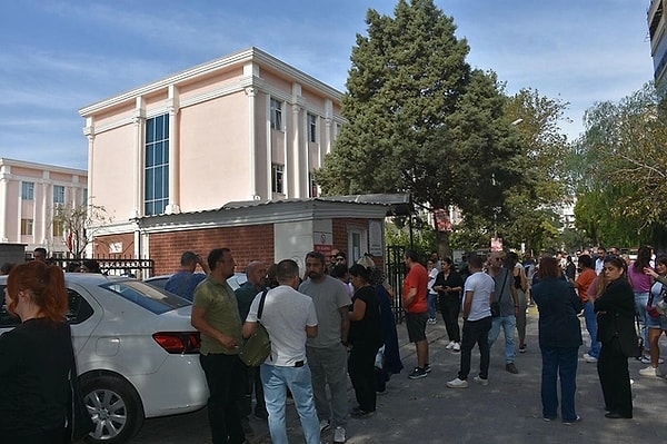 İzmir’de bir hafta önce temizlik görevlisi olarak işe başladığı okulda 8 yaşındaki E.Ş. adlı kız çocuğunu sözlü ve fiziksel olarak taciz eden 18 yaşında D.T., mahkeme tarafından adli kontrol şartıyla serbest kalmıştı. Tacizci, bugün yeniden gözaltına alındı.