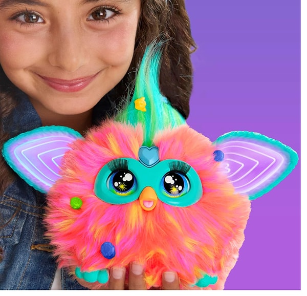 10. Hasbro Furby Mercan Renkli İnteraktif Pelüş Oyuncak - Türkçe versiyonu